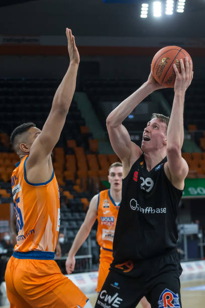 还在防守端 还在防守端